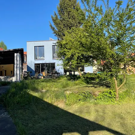 Idyllisches Mit Gartenzugang